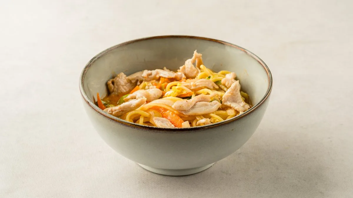 Makaron po tajsku z kurczakiem